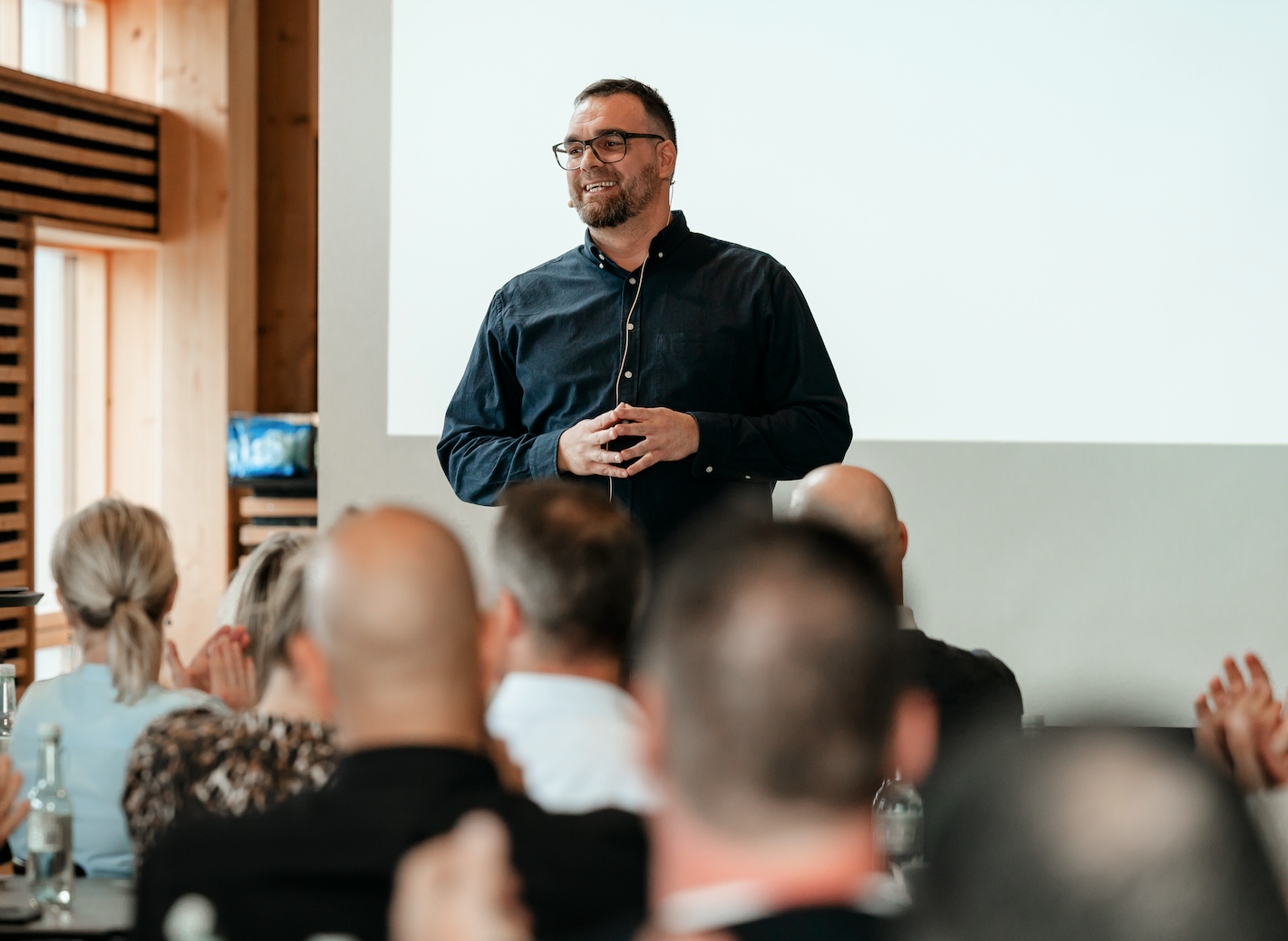 Troels Mark Meyer i dialog med ledere på workshop om autentisk ledelse
